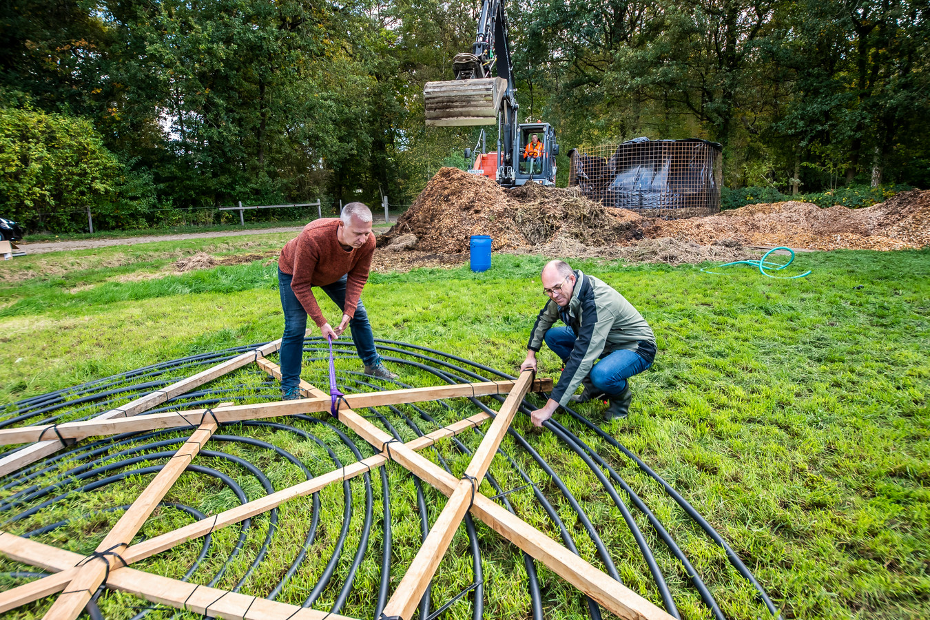 Ronde slang wordt in de biomeiler gelegd. © Reinier van Willigen