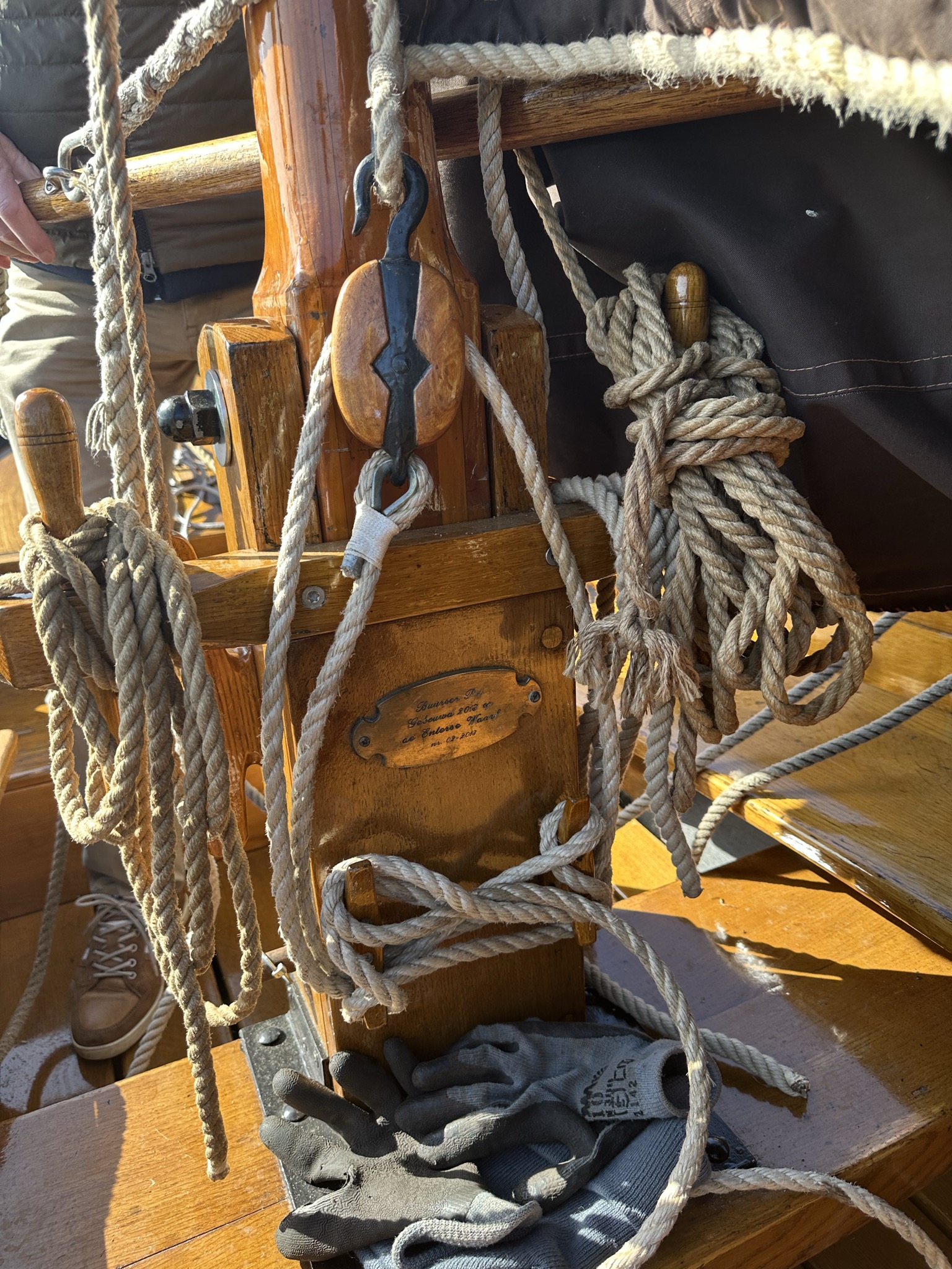 Detailopname van de touwen en het houten beslag aan boord van de Buurser Pot.